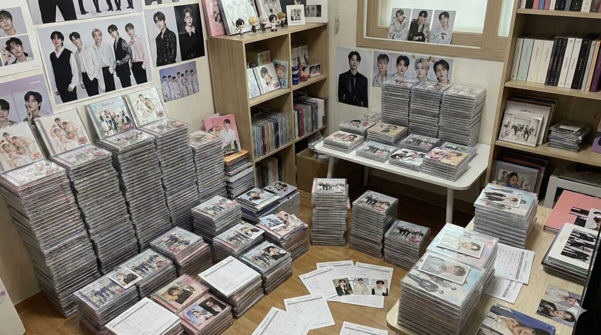 K-POPサイン会（ペンサ）応募のために積み上げられた大量のCDアルバム