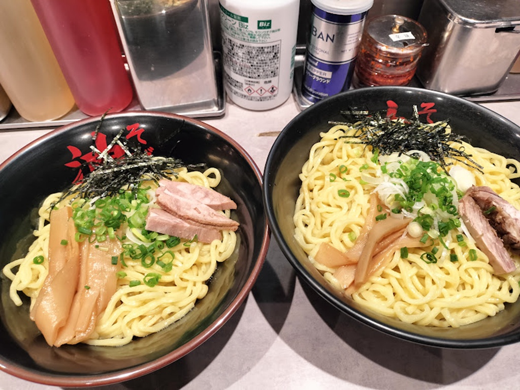 東京油組総本店広尾組の油そば並盛りと大盛り BTS &TEAM聖地