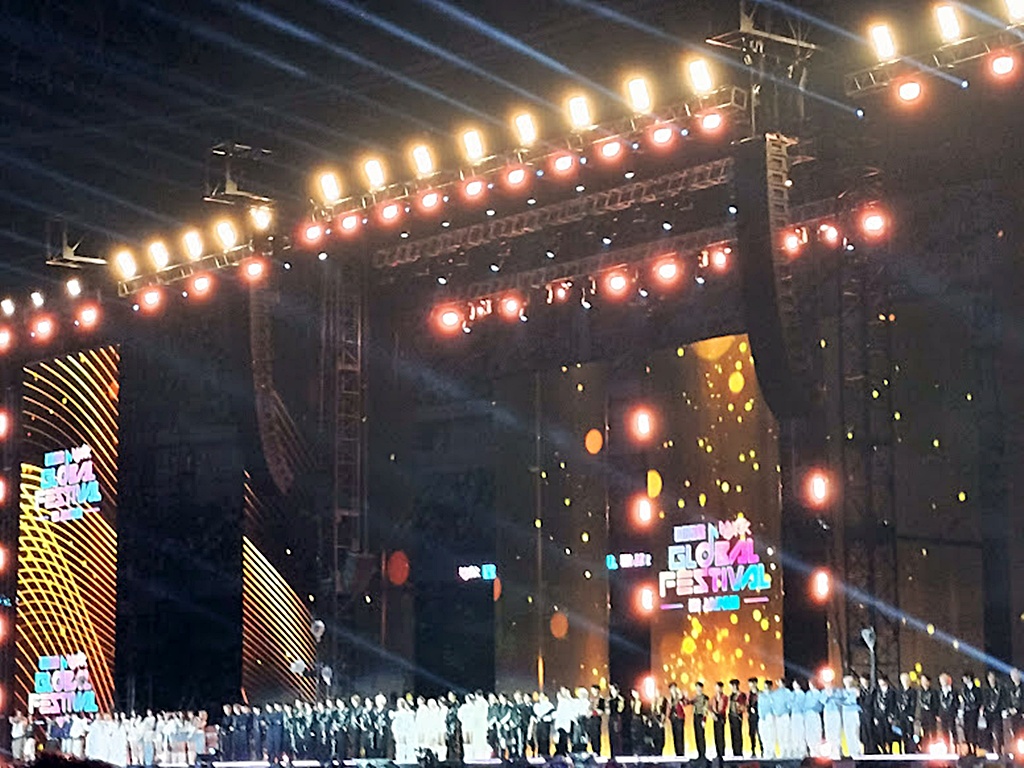 MUSIC BANK GLOBAL FESTIVAL 2025 国立競技場 フィナーレ ステージ上の全出演者