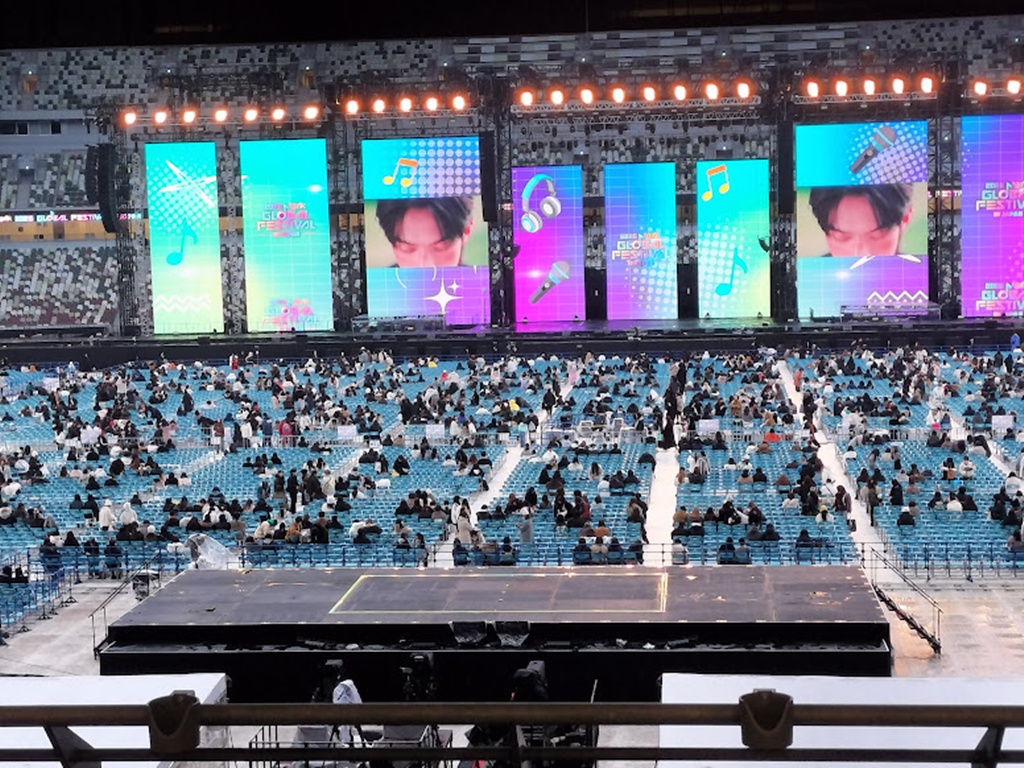 KCON JAPAN 2023 国立競技場 メインステージとバックステージ 1層スタンドコンコースからの眺め