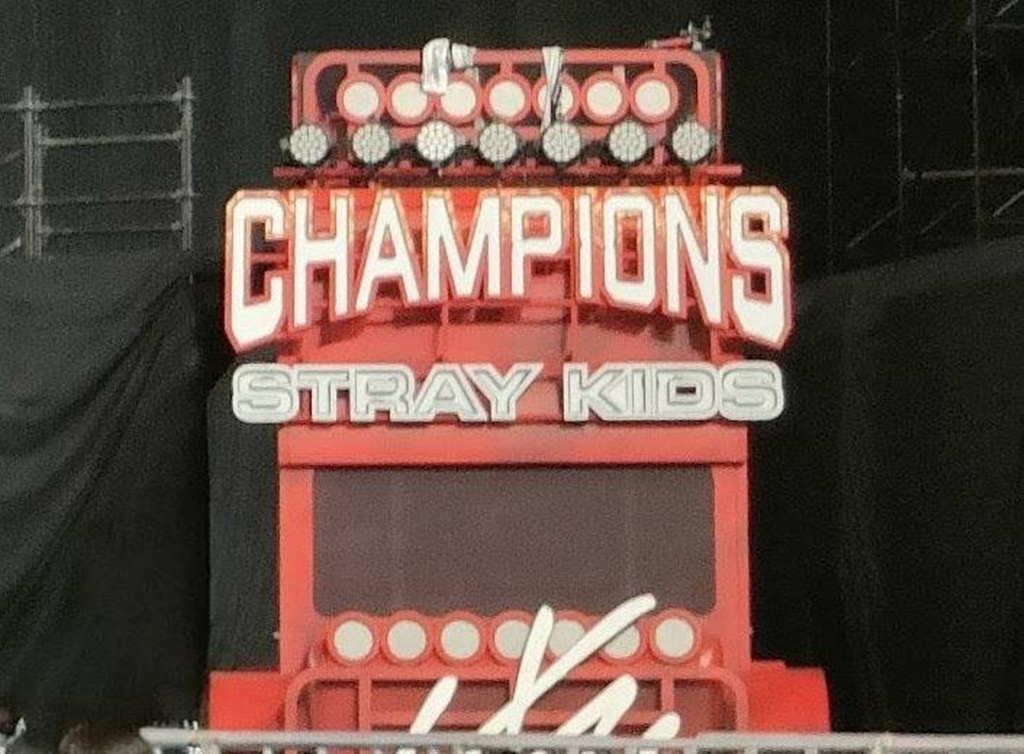 K-POPコンサートで使用される大型の移動式トロッコ（Stray Kidsのロゴ入り）。頑丈な柵と装飾が施されている。