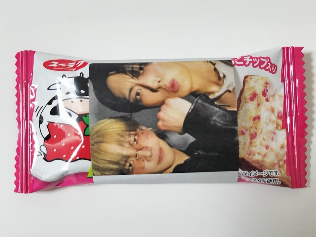 ブラックサンダーにメンバー写真の巻紙を巻いた様子