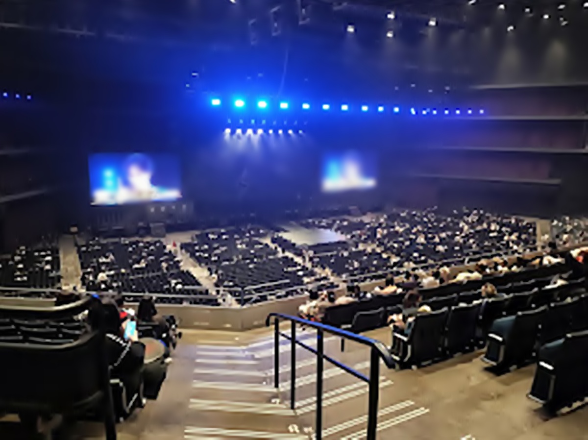 Kアリーナ横浜　レベル５　504ゲート　９列１０列目付近からのステージ見え方