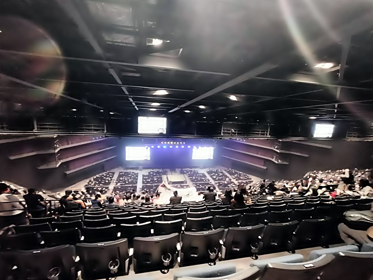 Kアリーナ横浜　レベル７　最後列２８列正面辺りからのステージの見え方　正面頭上にはモニターあり