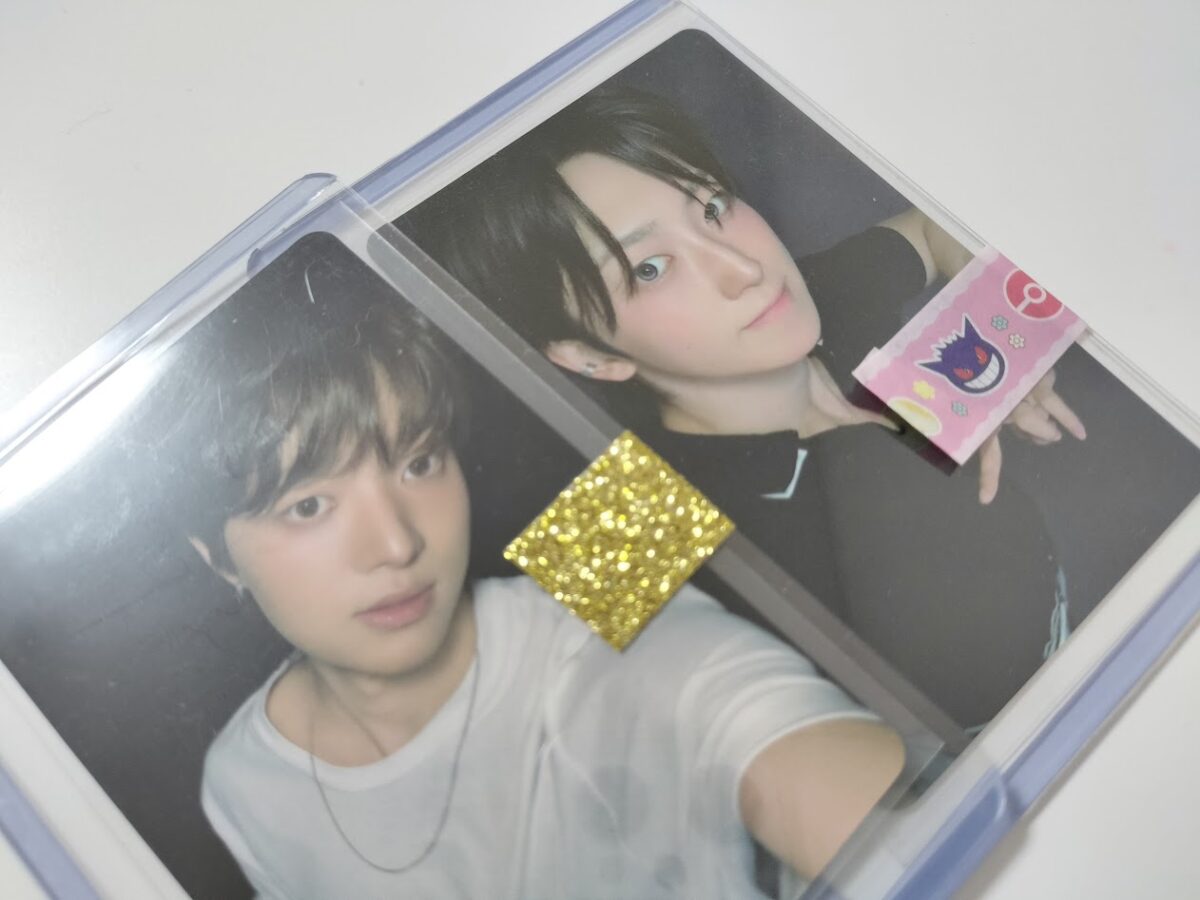 2枚のトレカをそれぞれの硬質ケースに入れ、マスキングテープでまとめて固定した梱包例。&TEAM EJ と FUMA