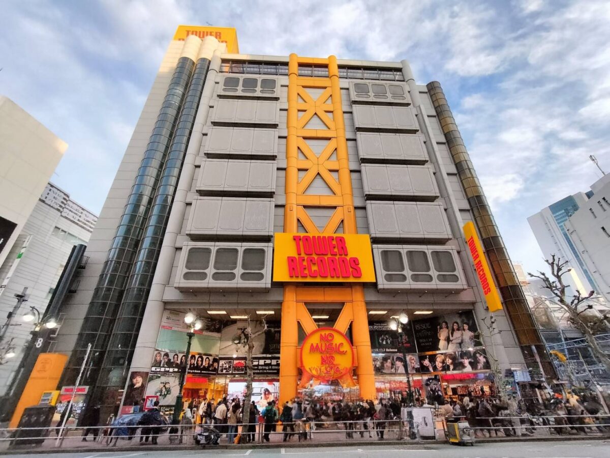 渋谷タワーレコードの黄色いビル外観。K-POPファンの聖地