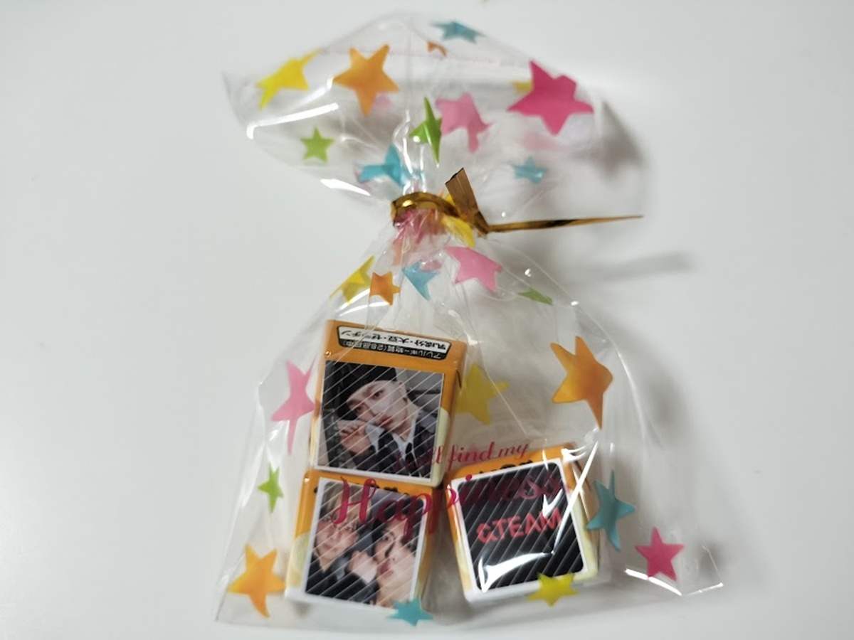 推しのステッカーやチョコを可愛くラッピングした完成品