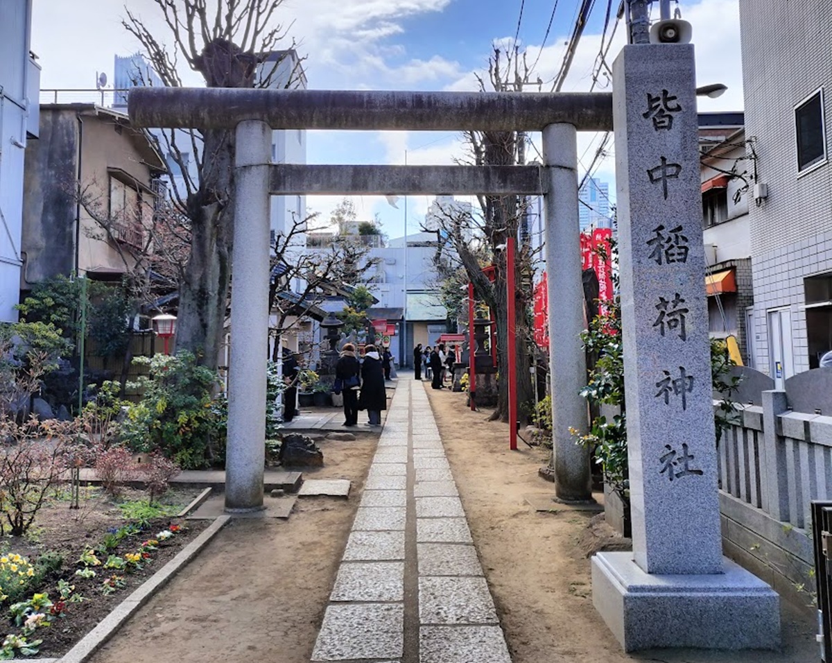 皆中稲荷神社の鳥居と石柱