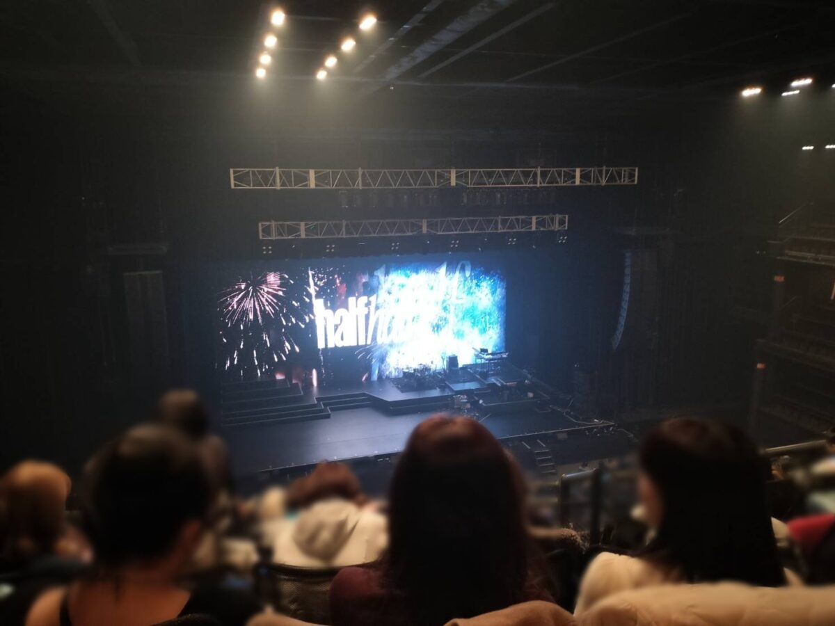 カナデビアホールのバルコニー（スタンド）席から見下ろしたステージ