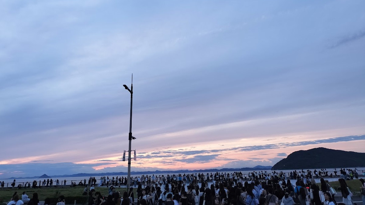 あなぶきアリーナ香川の海側エリアに集まるライブ終演後のファン