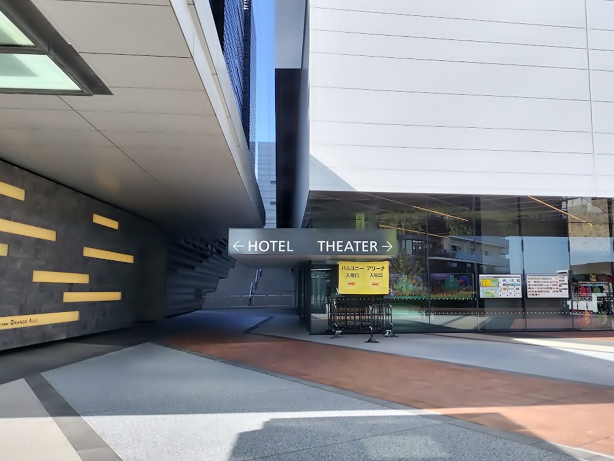「HOTEL」「THEATER」の案内表示
